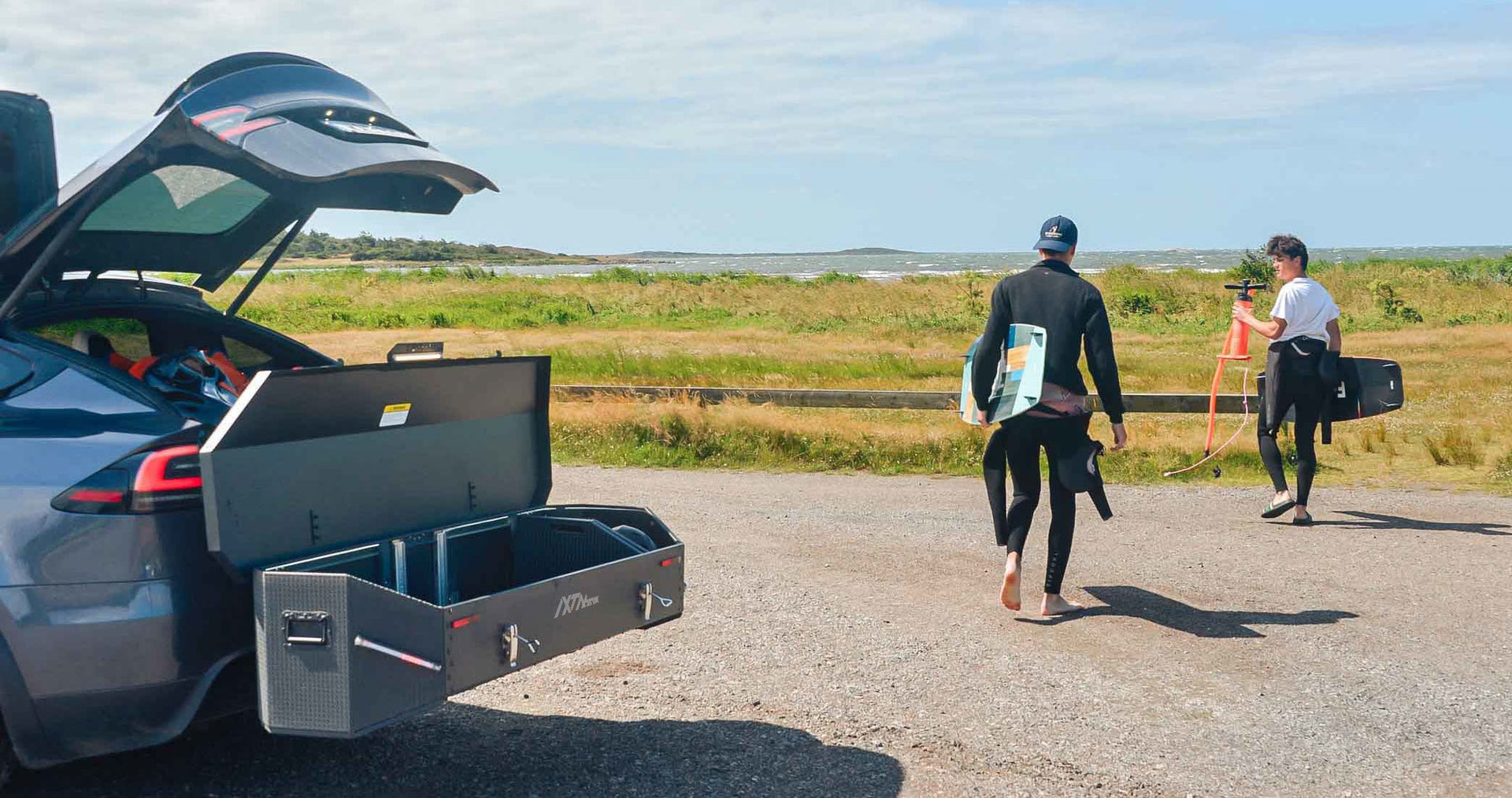 Store wet or muddy equipment in a roof box - IXTAbox