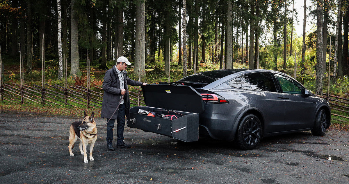 Auto mit IXTAbox Heckbox an der Anhängerkupplung in herbstlicher Landschaft
