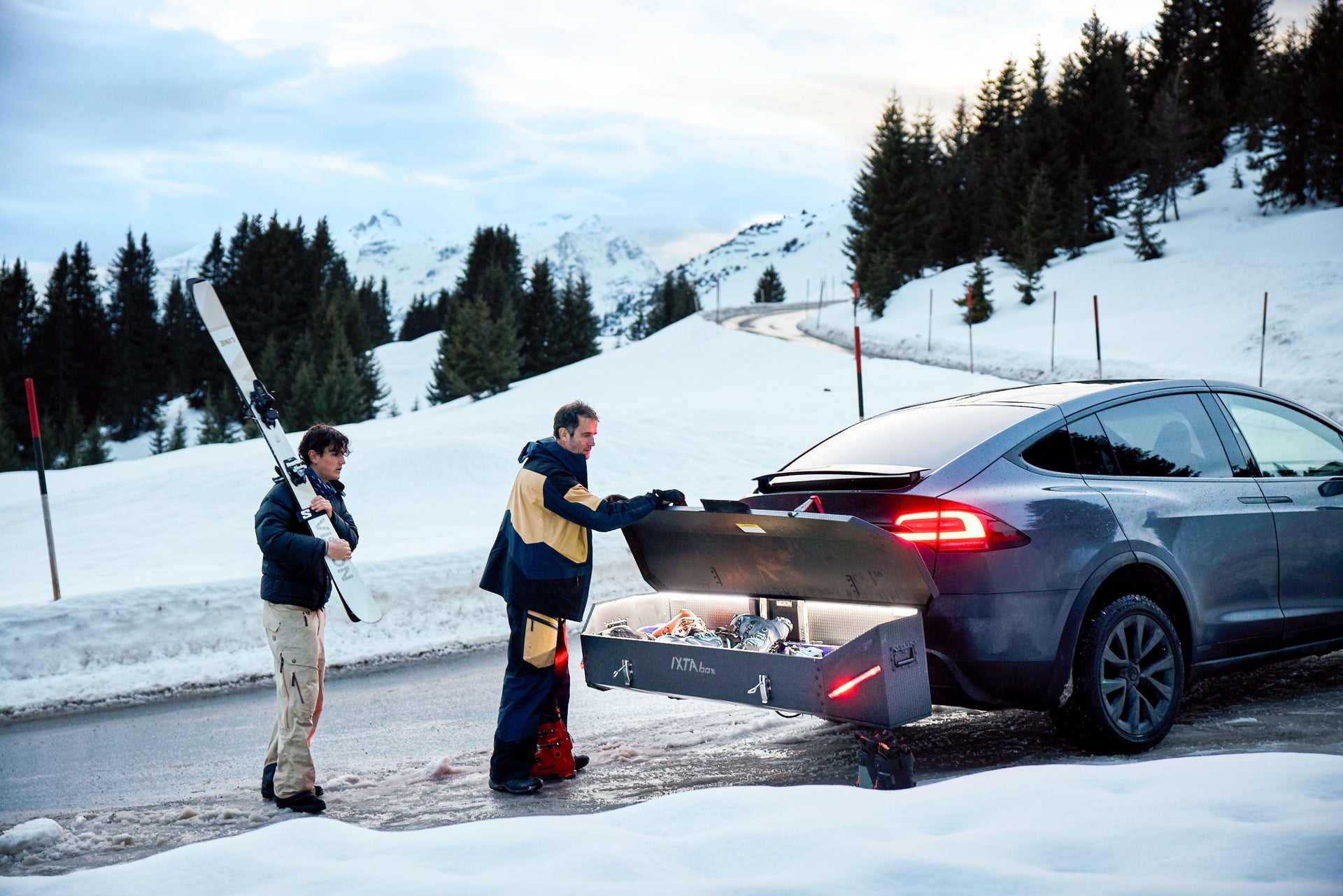 Can I carry skis or snowboards inside a roof box? - IXTAbox